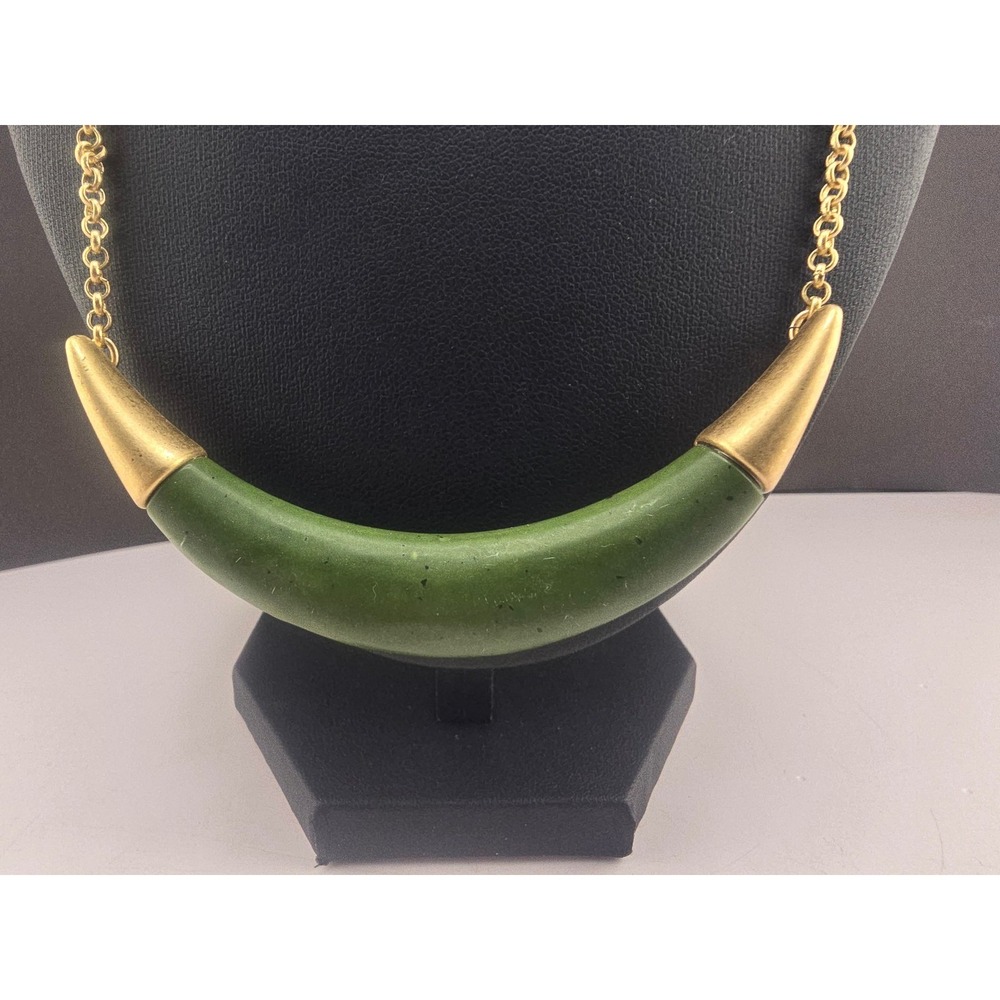 Cabi Necklace Green Curved Resin Horn Pendant Gold Tone Adjustable 22in